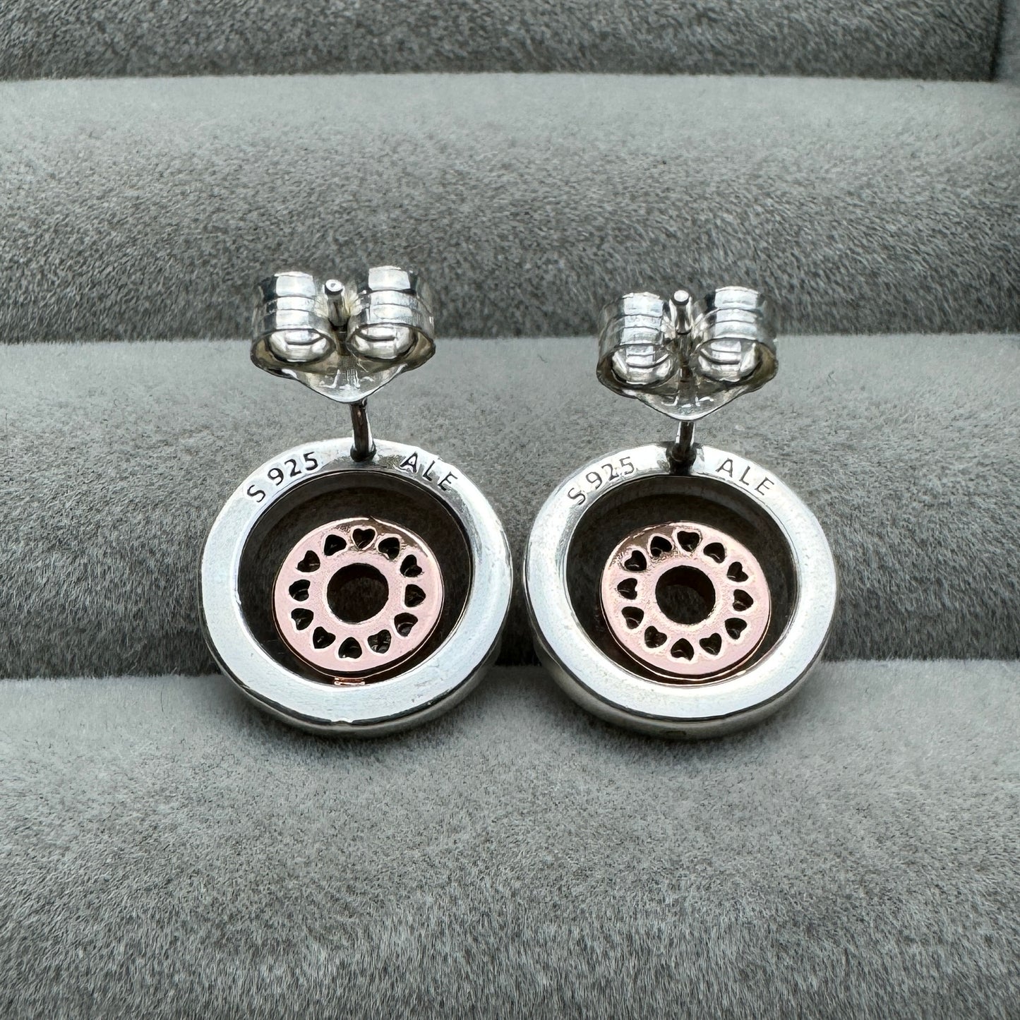 Aretes Logotipo En Dos Tonos Pequeño