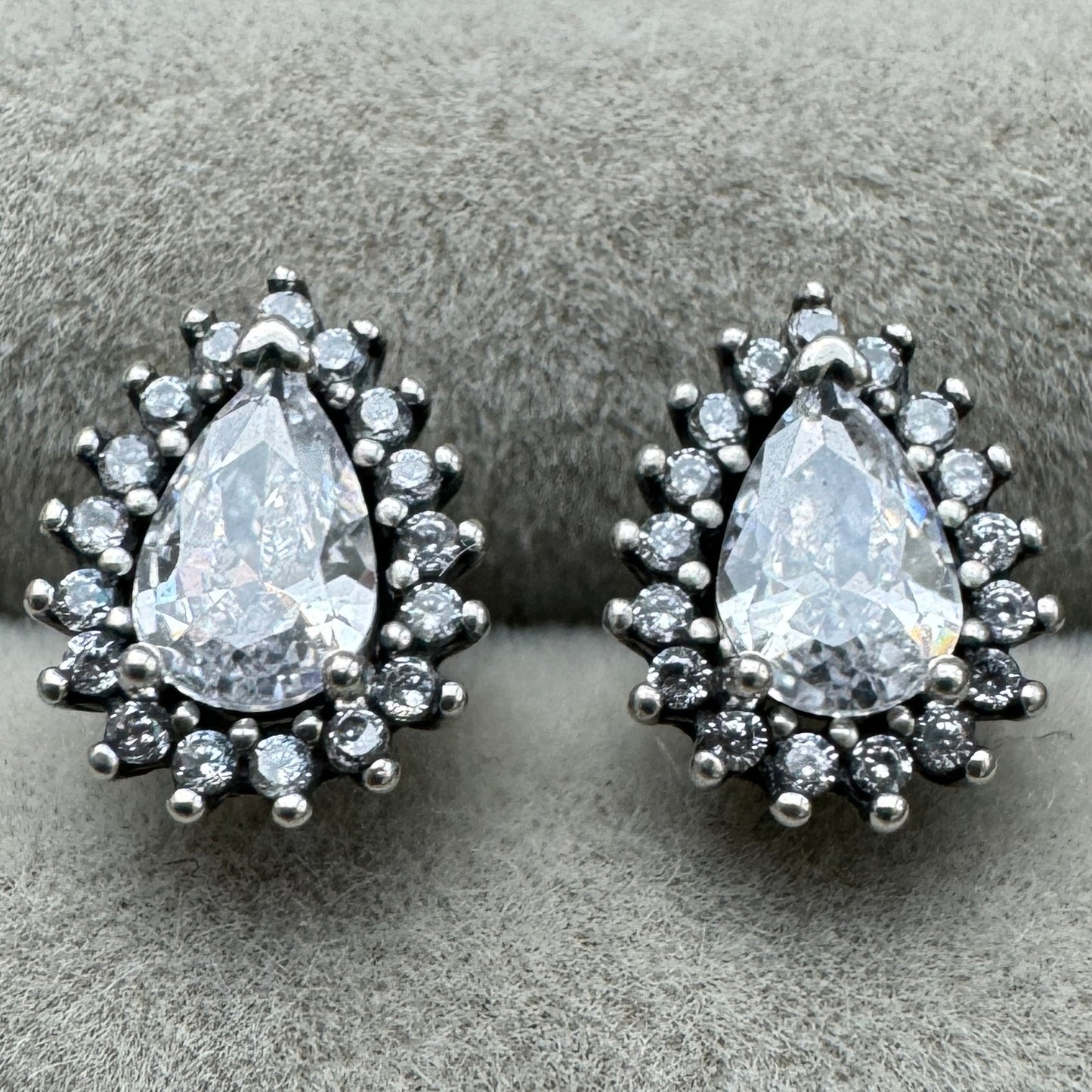 Aretes De Botón Halo Pera Brillante
