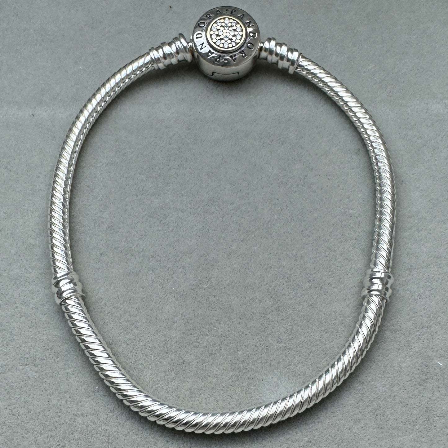 Brazalete Flexible Centro Dorado Logotipo