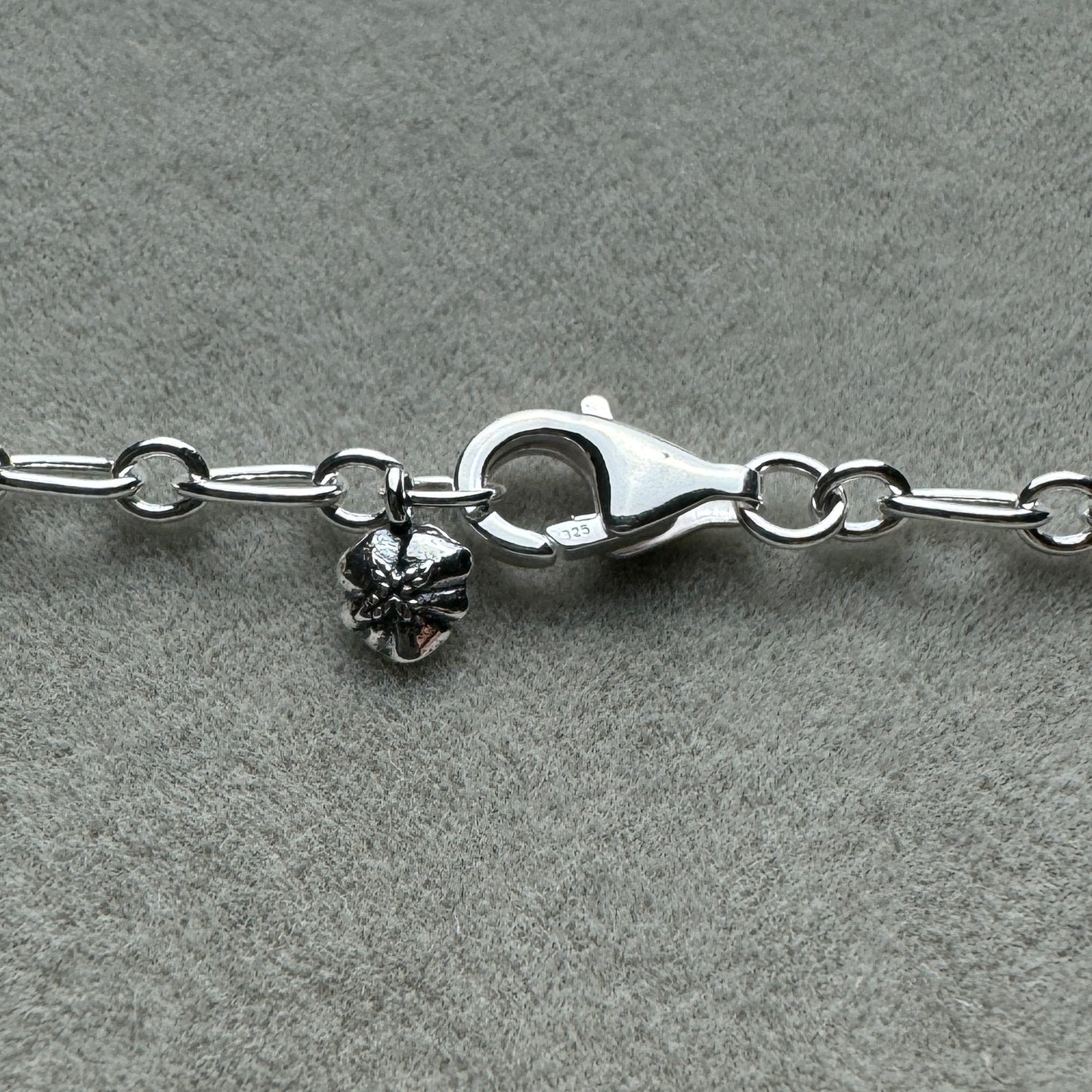 Collar Flor Pensamiento Azul Brillante Mini Eslabones 50 cm (Ajustable Al Largo Deseado)