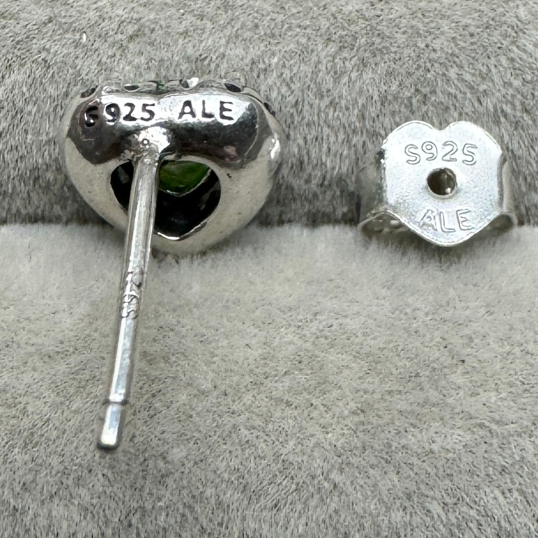 Aretes De Botón Corazón Elevado Piedra Verde