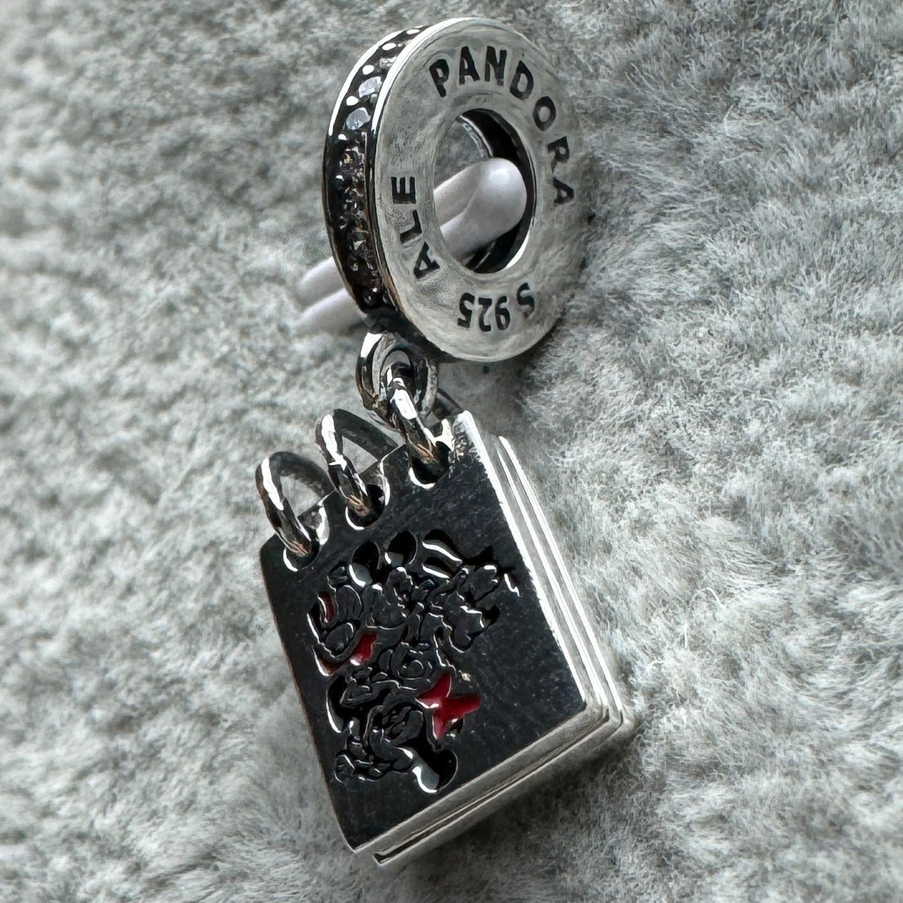 Charm Colgante Libro Disney Parks
