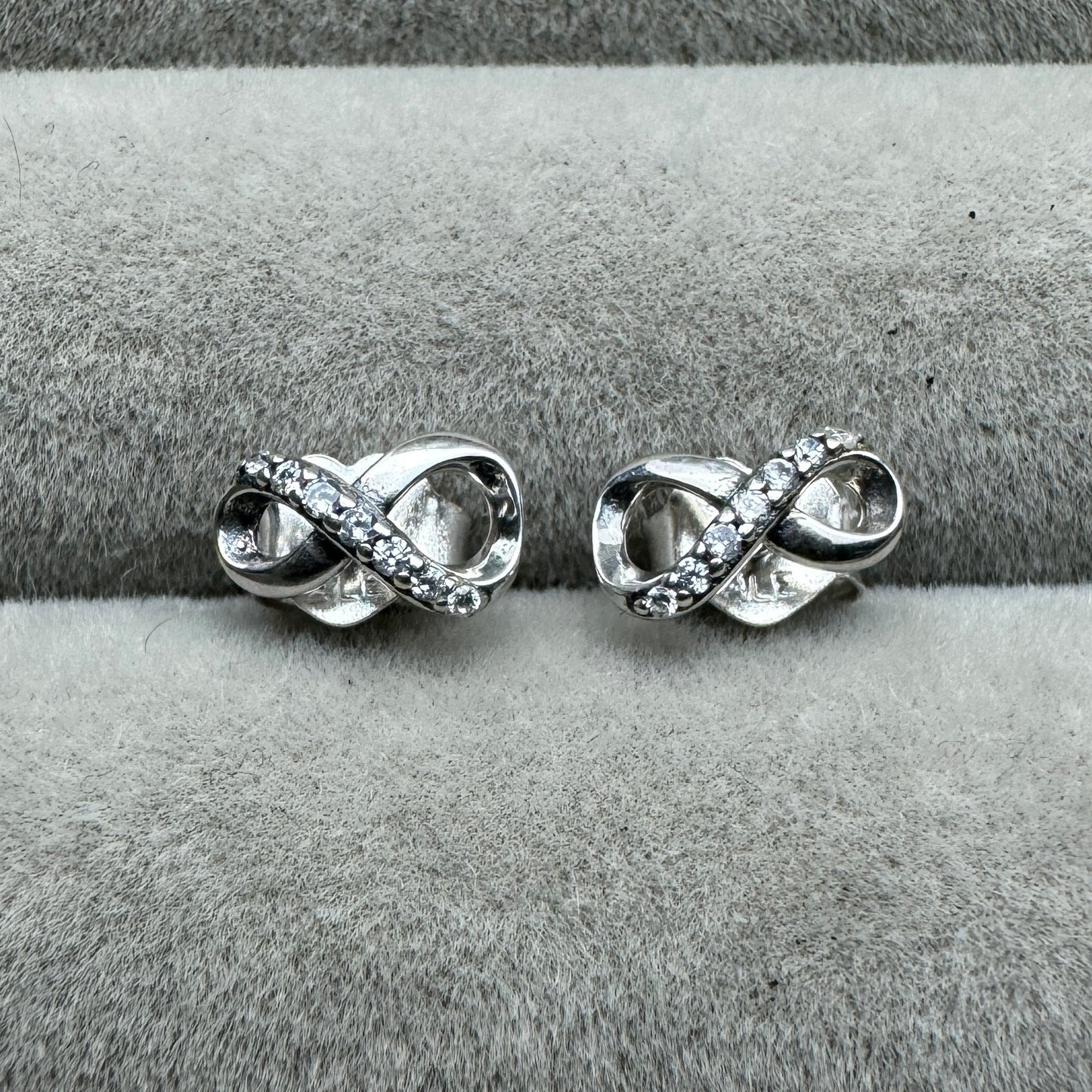 Aretes De Botón Infinito Reluciente