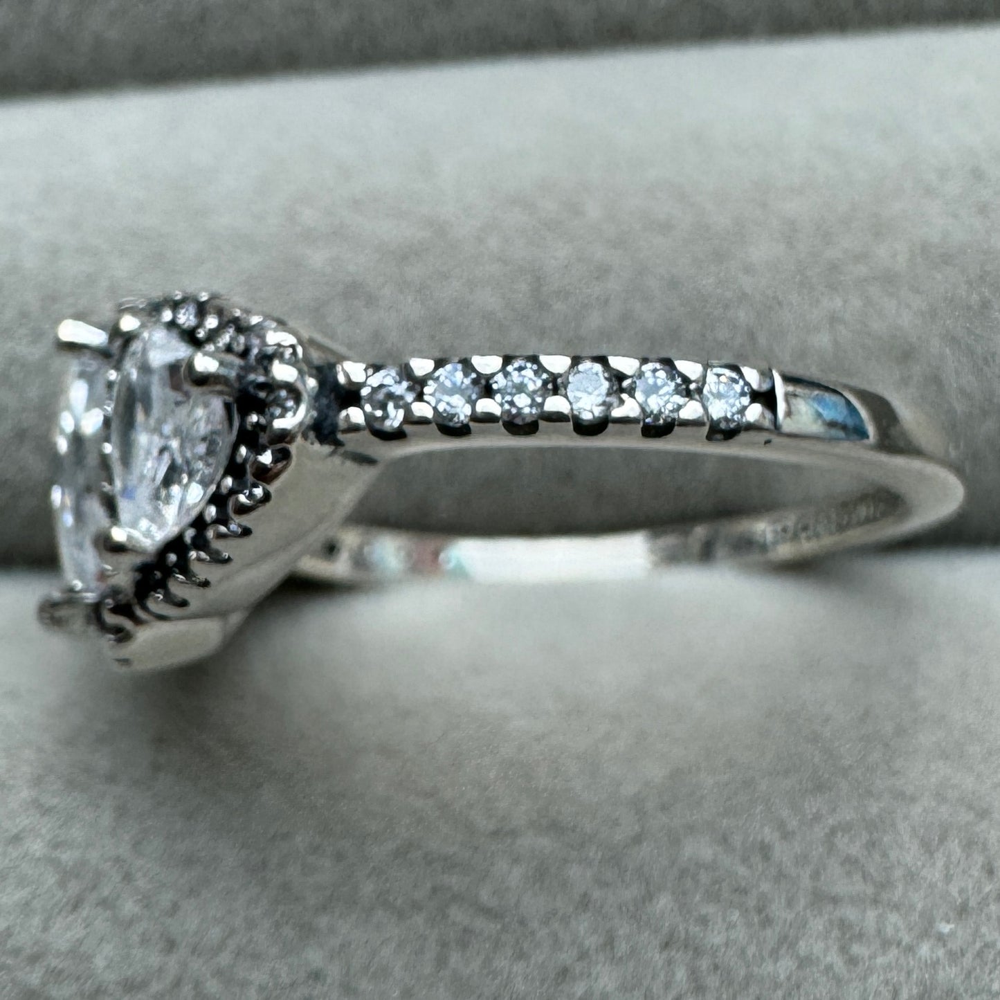 Anillo Halo Corazones Transparentes Brillantes