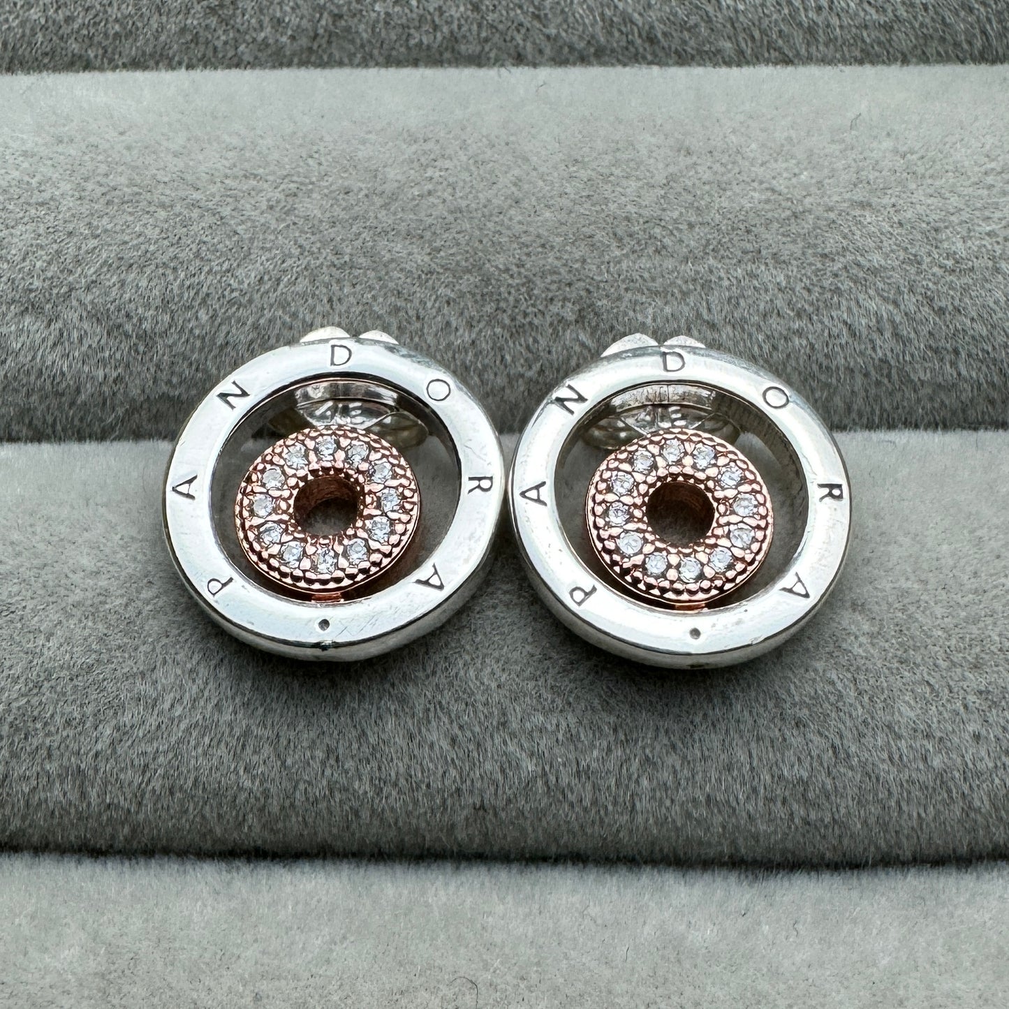 Aretes Logotipo En Dos Tonos Pequeño