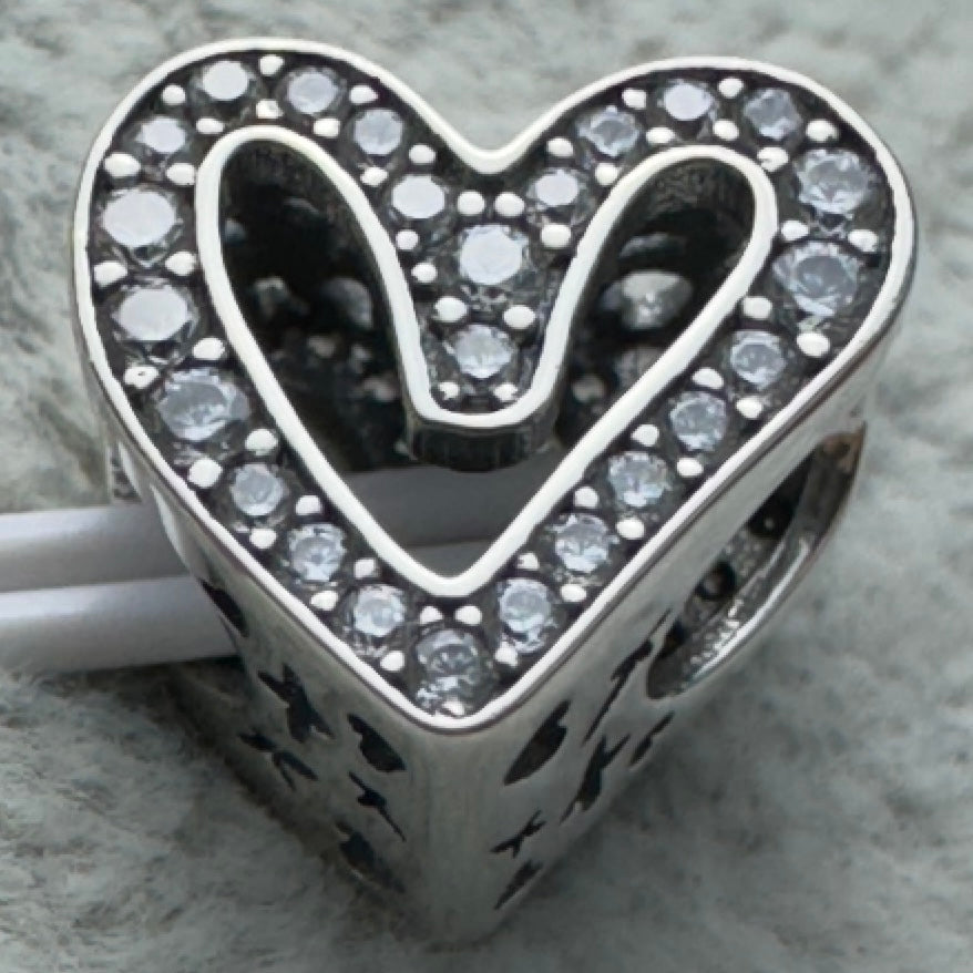 Charm Corazón Mano Alzada