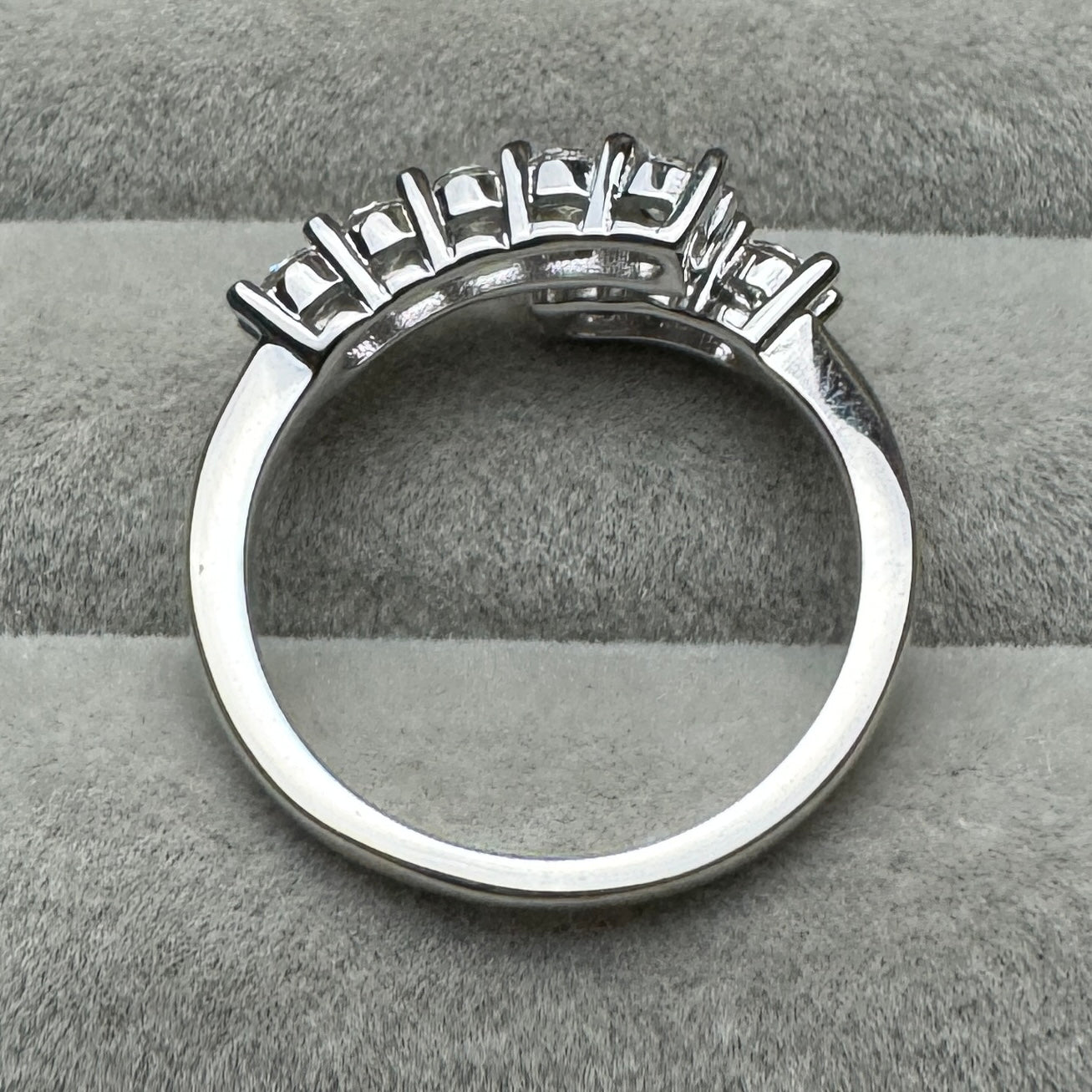 Anillo Girado Moissanita