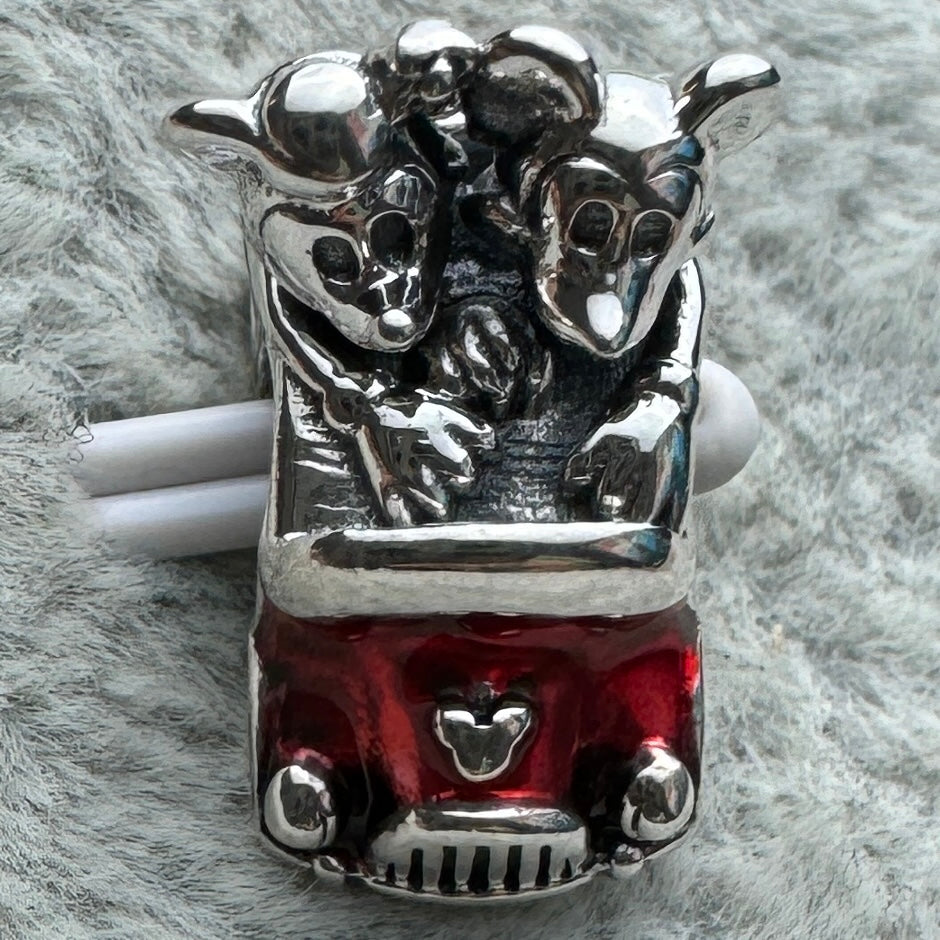 Charm Mickey Y Minnie En Carro Rojo Disney Parks