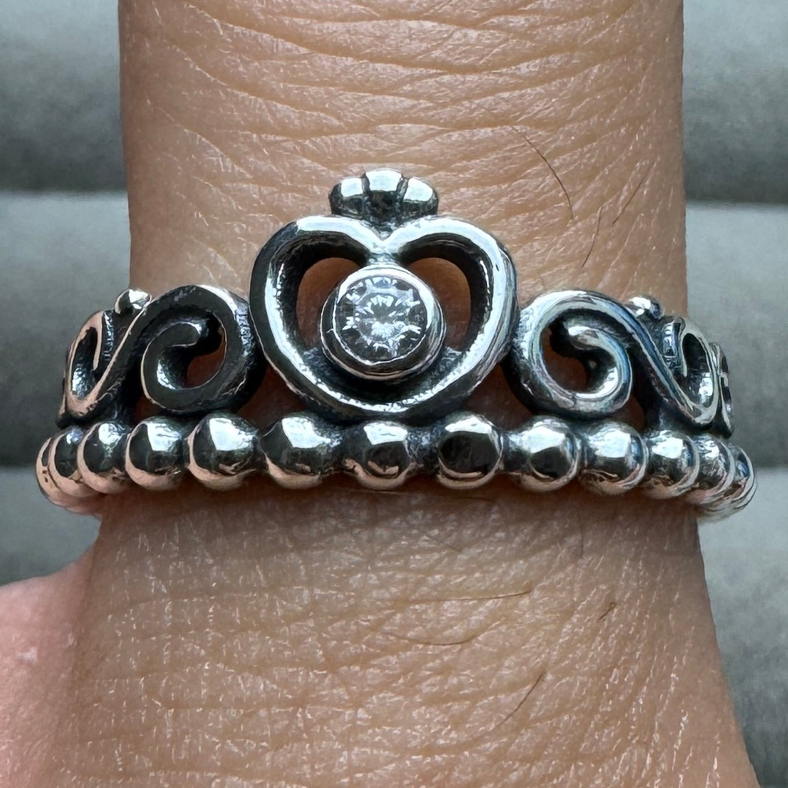 Anillo Corona Princesa Pandora Vista Puesto En Dedo