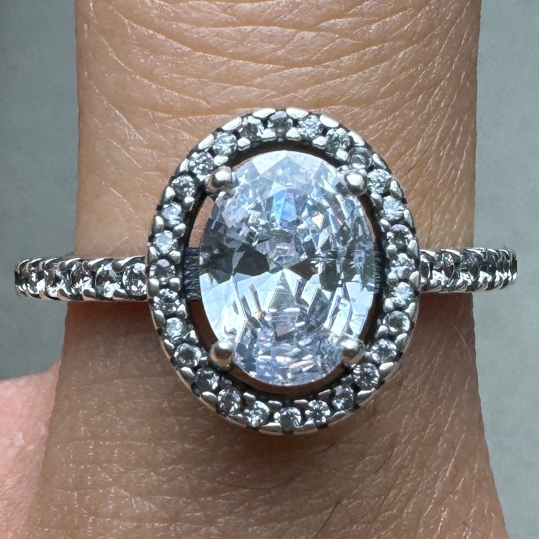 Anillo Halo Ovalado Brillante Pandora Vista Puesto En Dedo