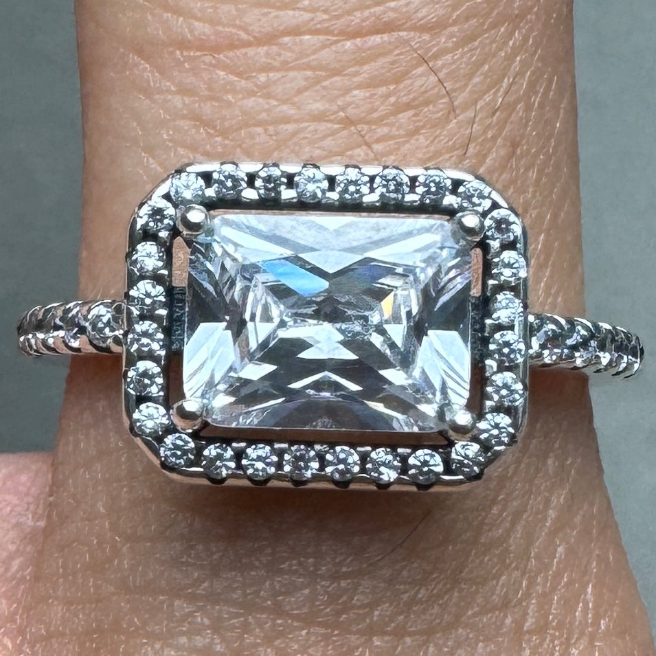 Anillo Halo Rectangular Brillante Pandora Vista Puesto En Dedo
