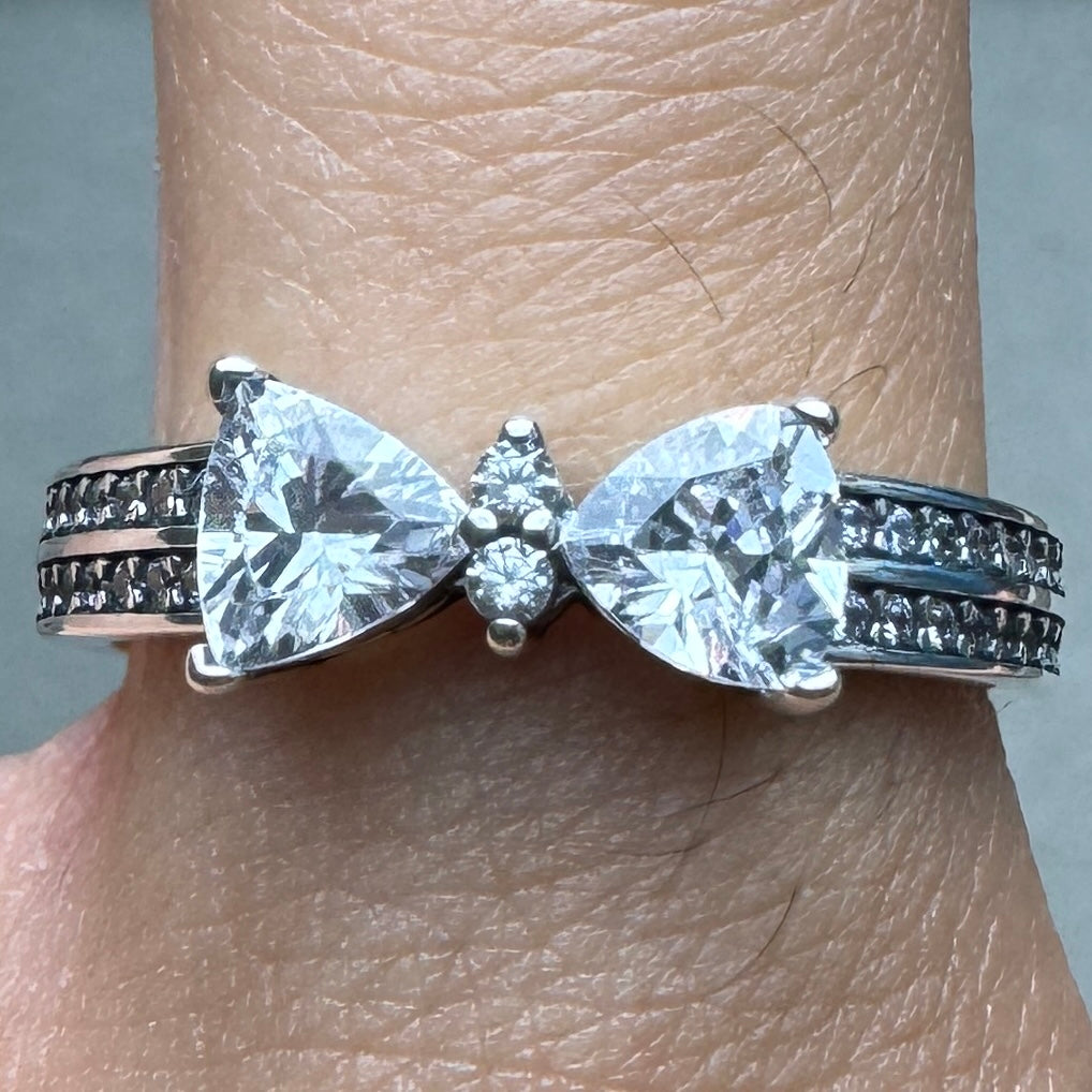 Anillo Moño Doble Fila Pavé Pandora Vista Puesto En Dedo