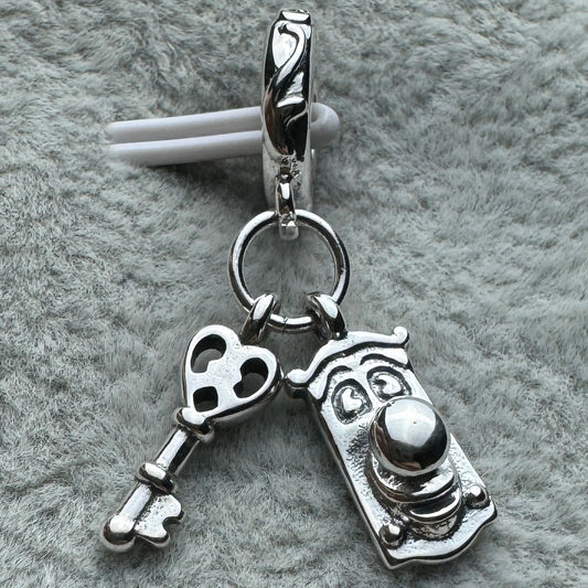 Charm Colgante Doble Llave Y Picaporte Alicia En El País De Las Maravillas Disney
