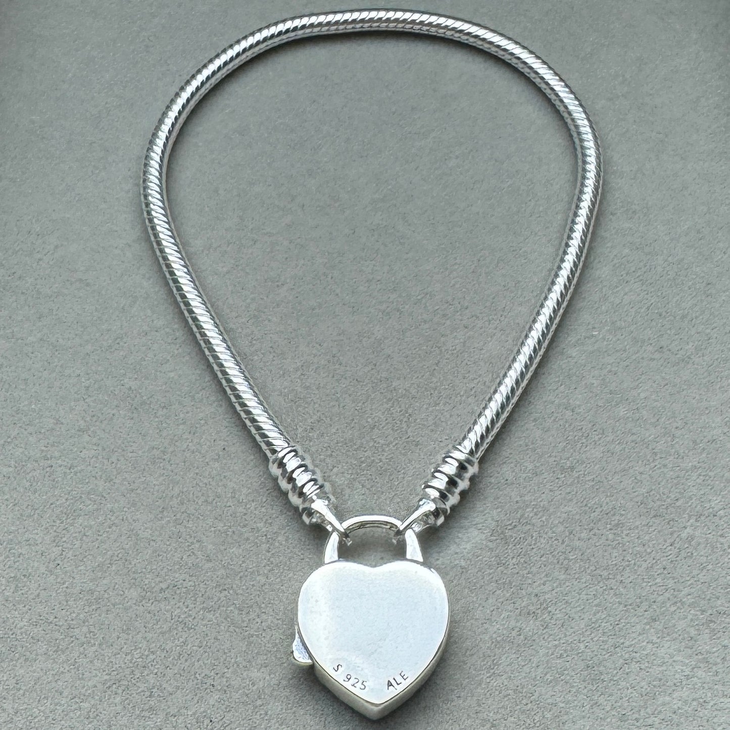 Brazalete Flexible Candado Corazón Naturaleza Vista Desde Atrás