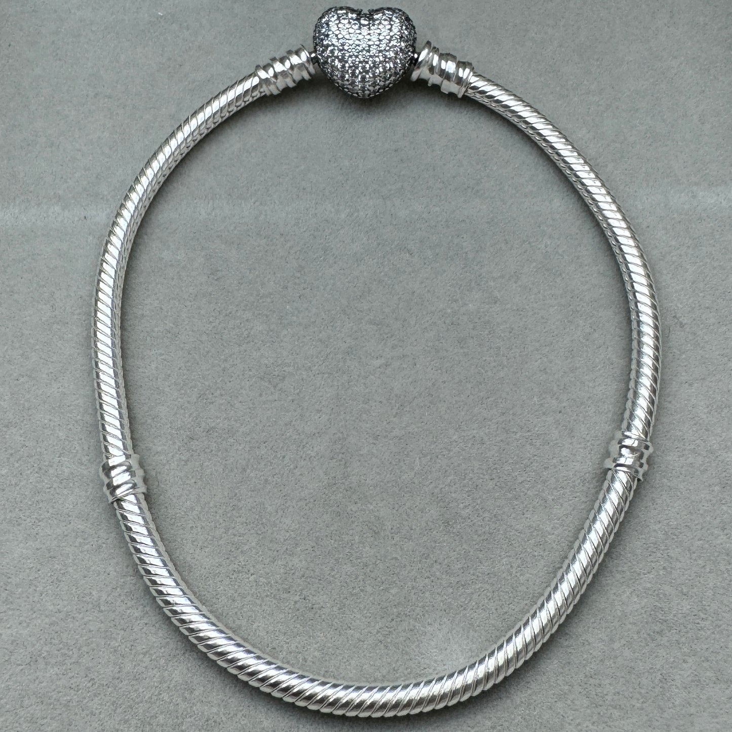 Brazalete Flexible Cierre Corazón Centelleante Pandora Vista Frontal