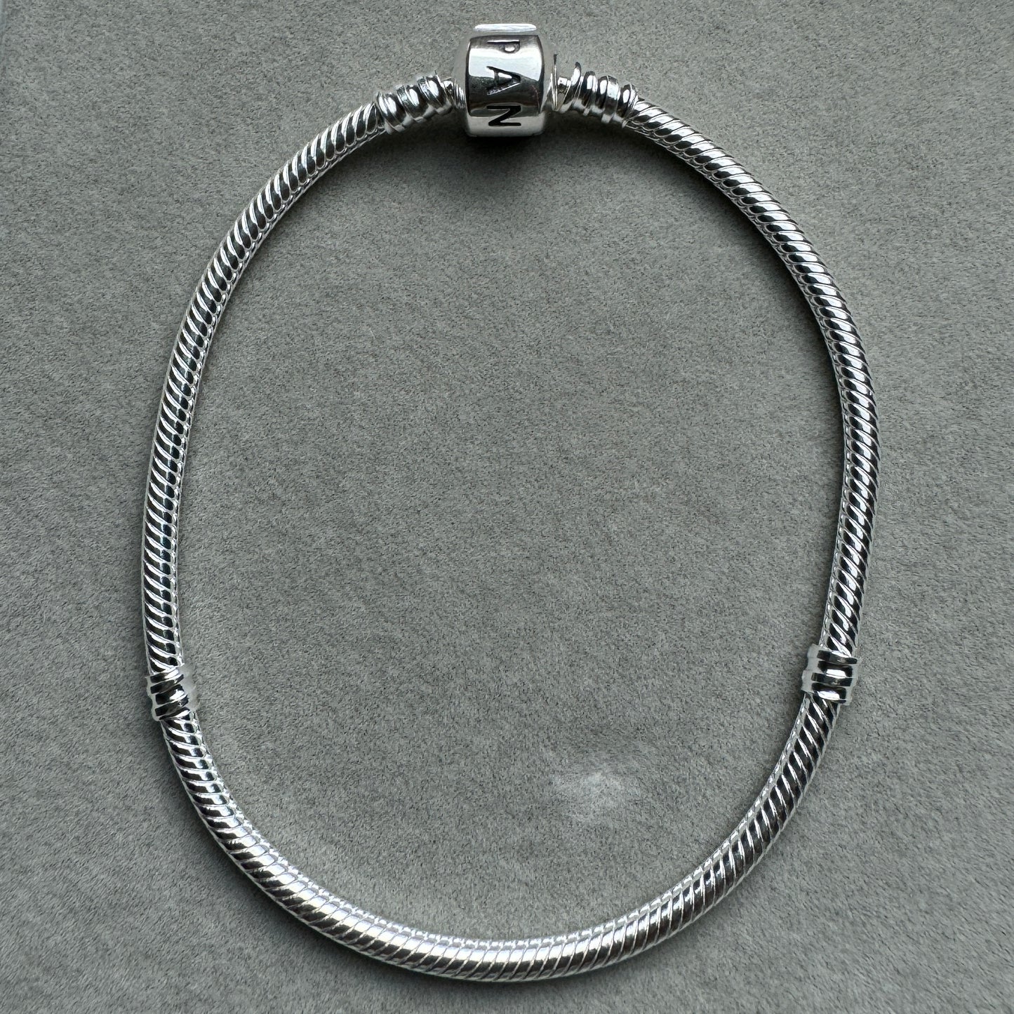 Brazalete Flexible Clásico Pandora Vista Frontal