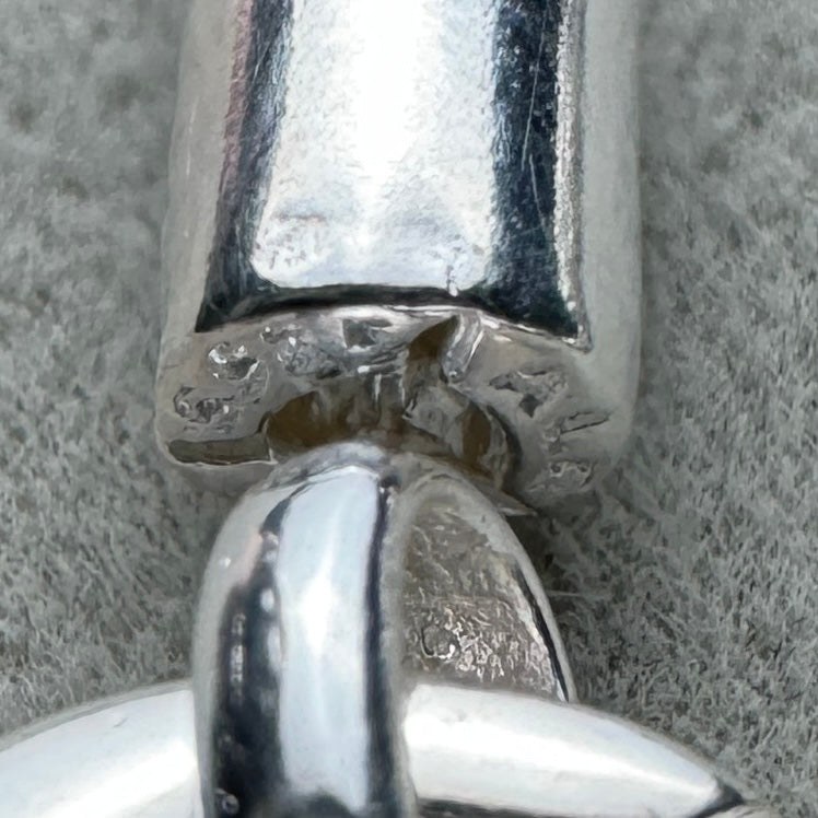 Brazalete Flexible Delgado Corazón Pandora Vista Del Costado Del Broche