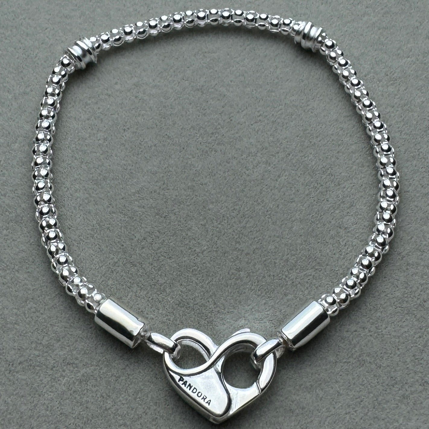 Brazalete Flexible Delgado Corazón Pandora Vista Frontal