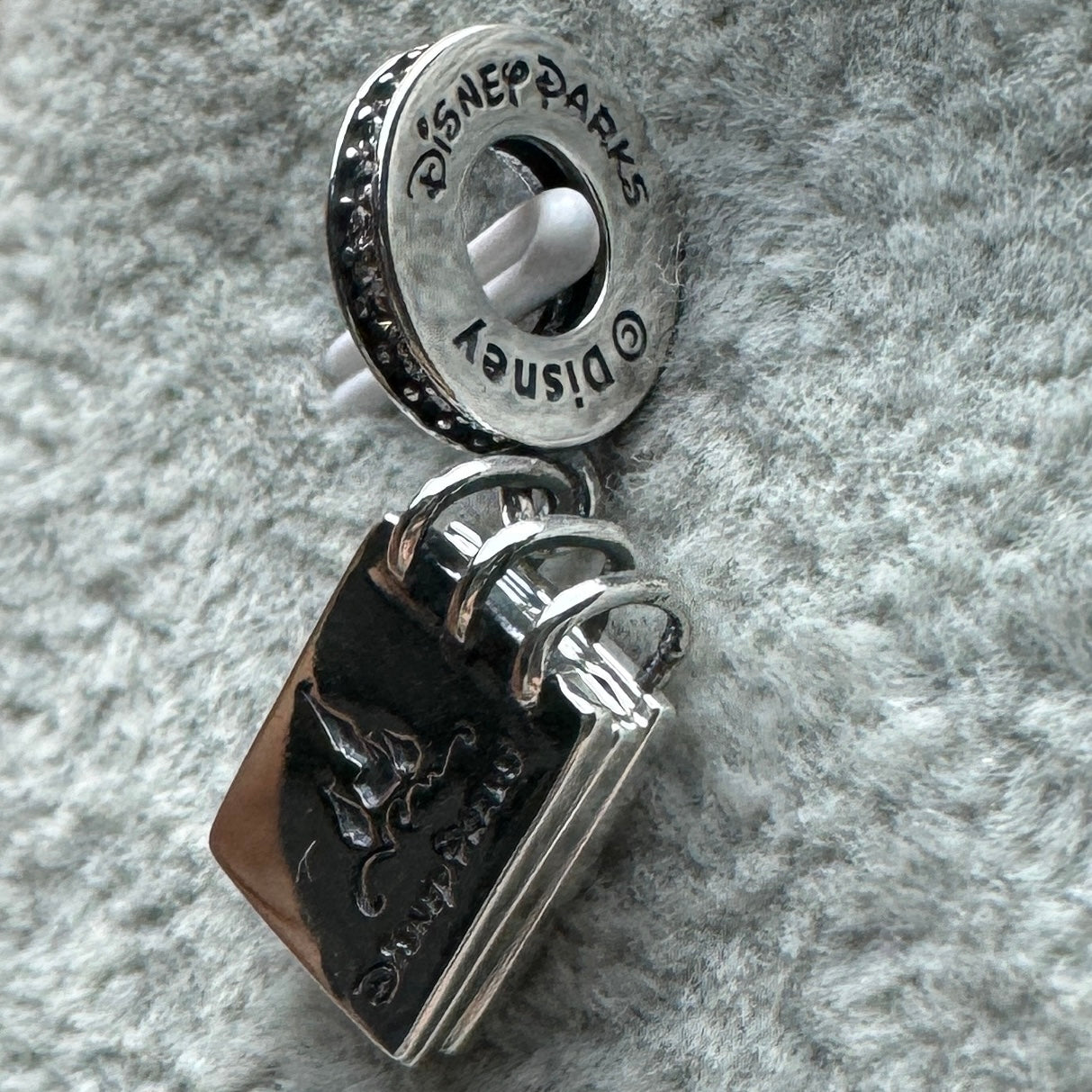 Charm Colgante Libro Disney Parks