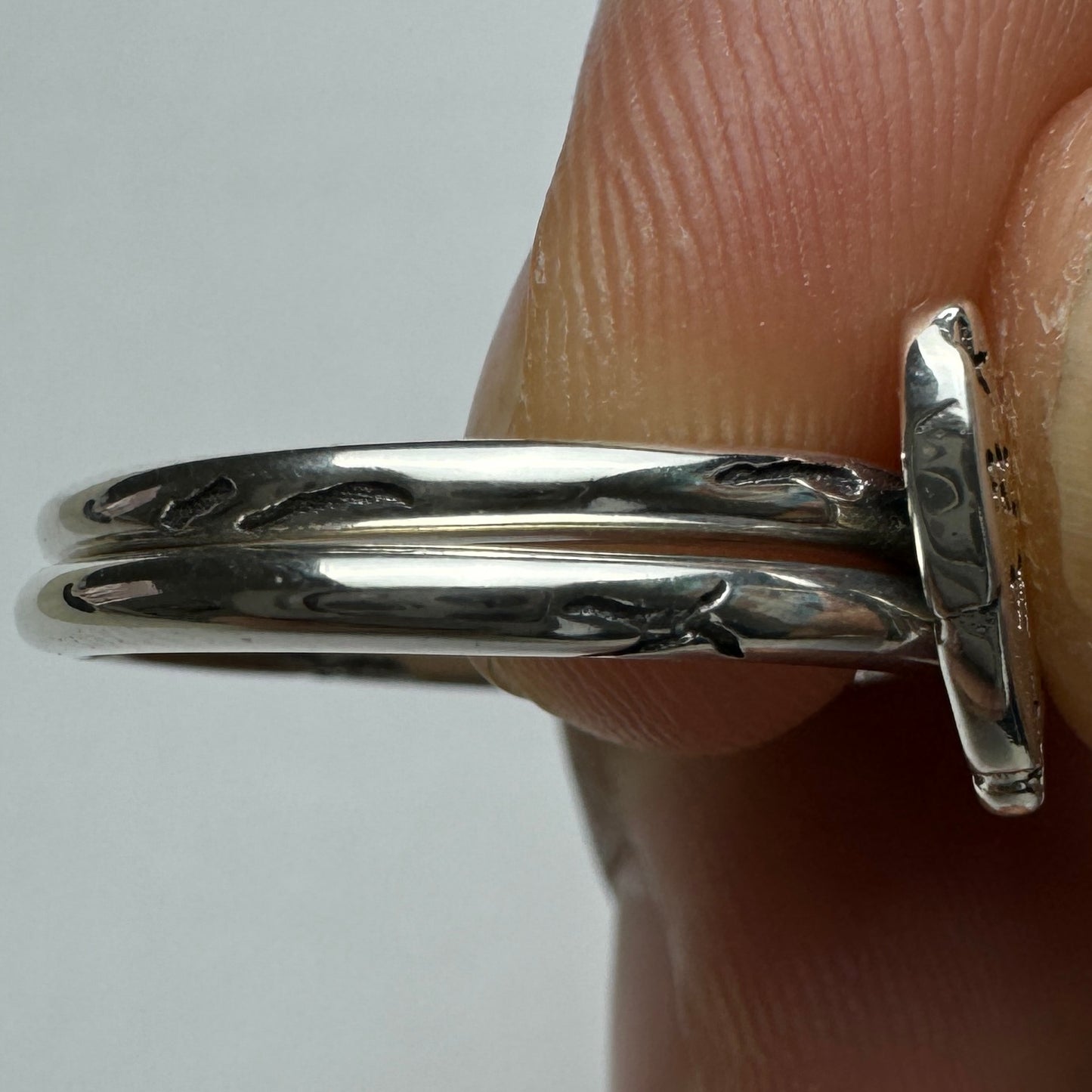 Anillo Stranger Things Friends Don’t Lie