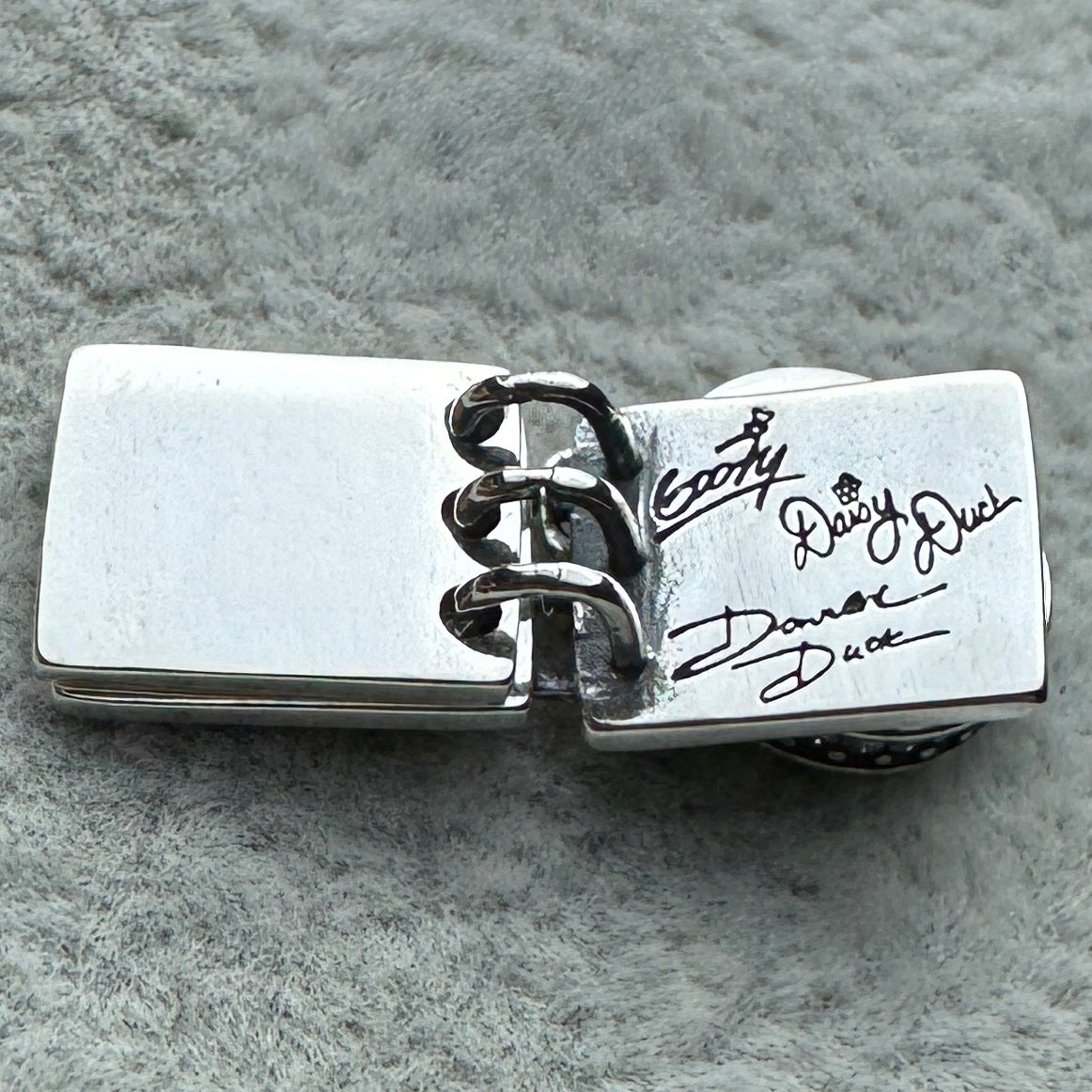 Charm Colgante Libro Disney Parks