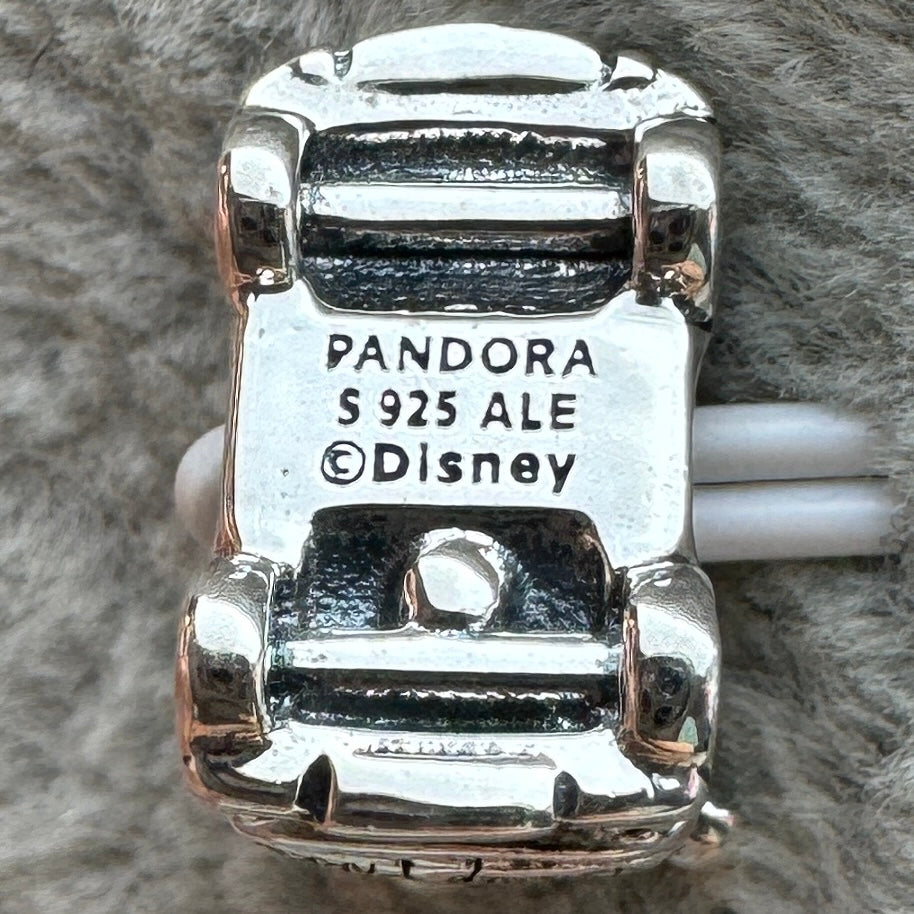 Charm Mickey Y Minnie En Carro Rojo Disney Parks
