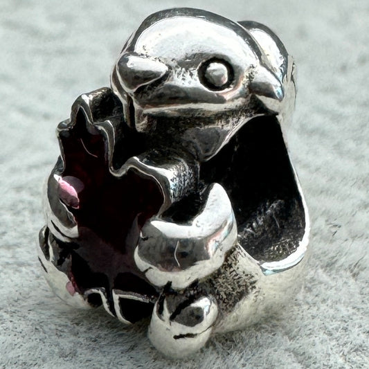 Charm Ardilla Sosteniendo Hoja De Maple De Canadá Pandora Vista Frontal