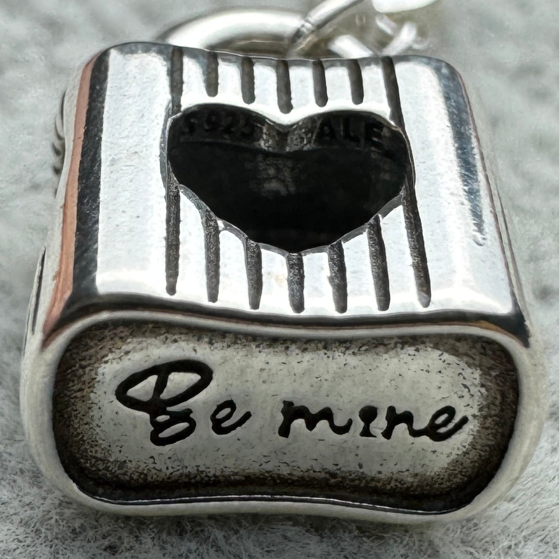 Charm Candado Y Llave Que Se Mueve Pandora Vista Desde Abajo