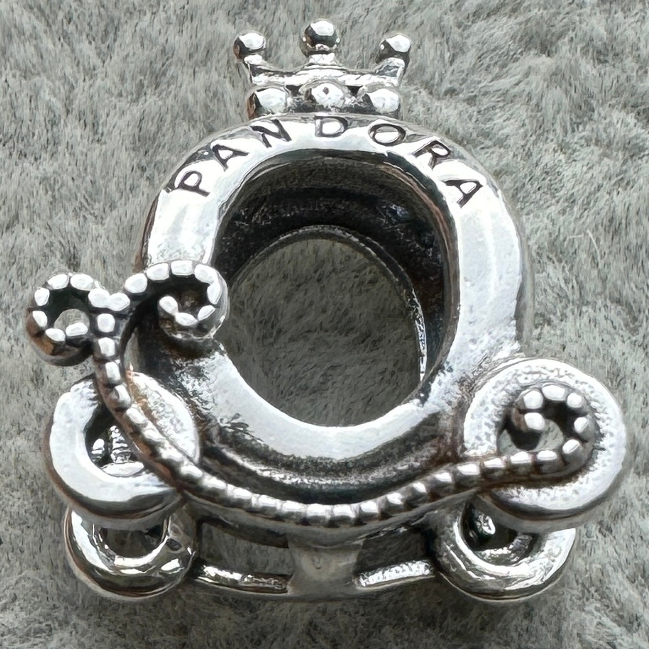 Charm Carruaje Logotipo Pandora Vista Frontal