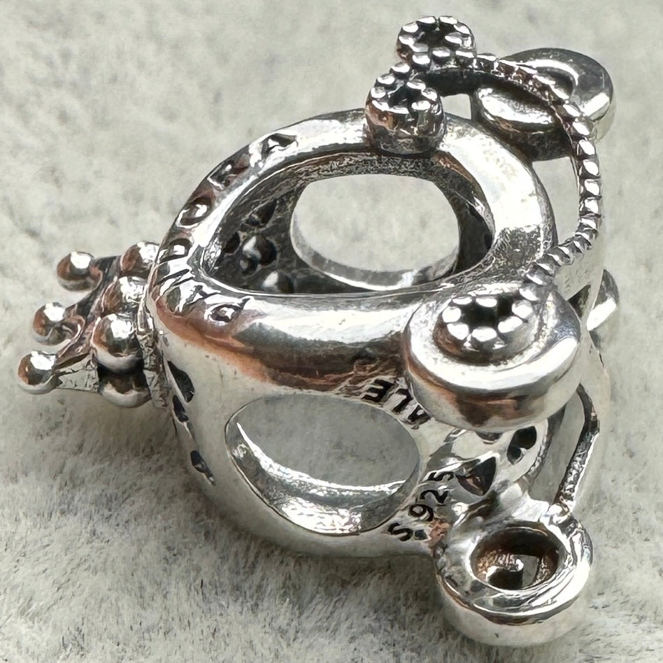 Charm Carruaje Logotipo Pandora Vista Lateral