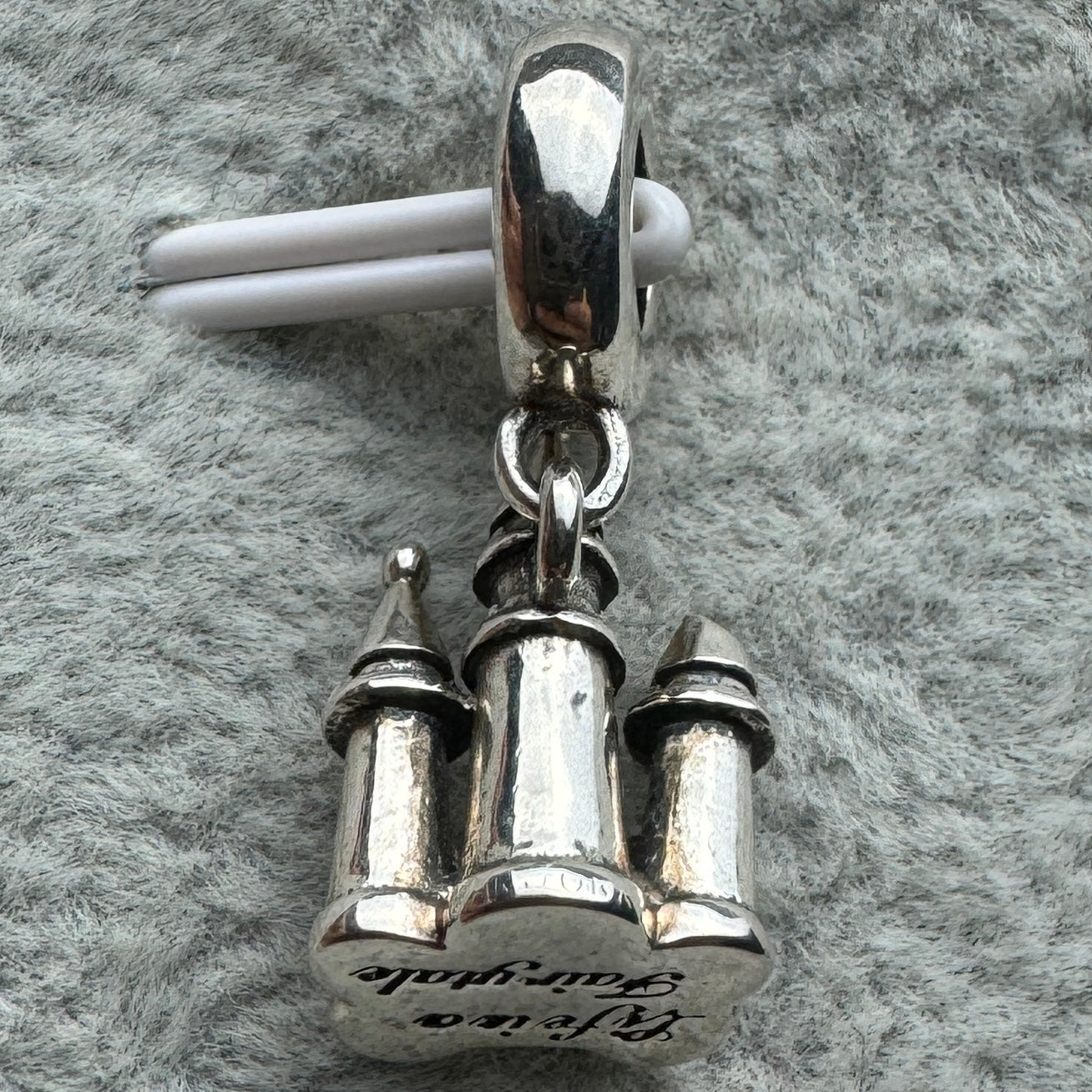 Charm Castillo Pandora Vista Desde Atrás