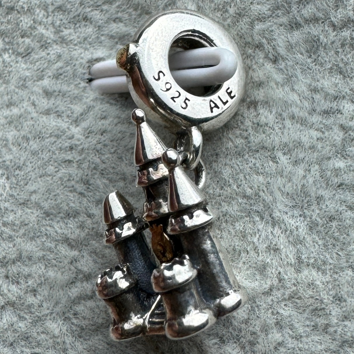 Charm Castillo Pandora Vista Lateral