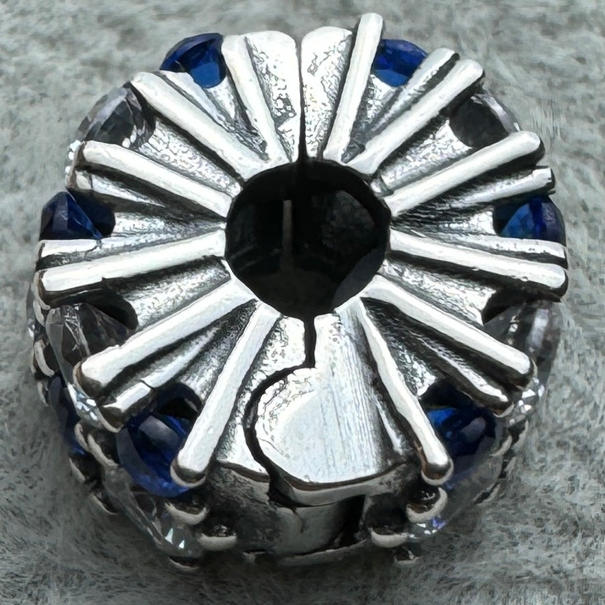 Charm Clip De Seguridad Brillante Transparente Y Azul Pandora Vista Lateral