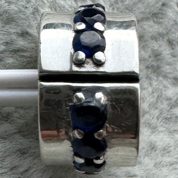 Charm Clip De Seguridad Fila Pavé Azul Pandora Vista Desde Atrás