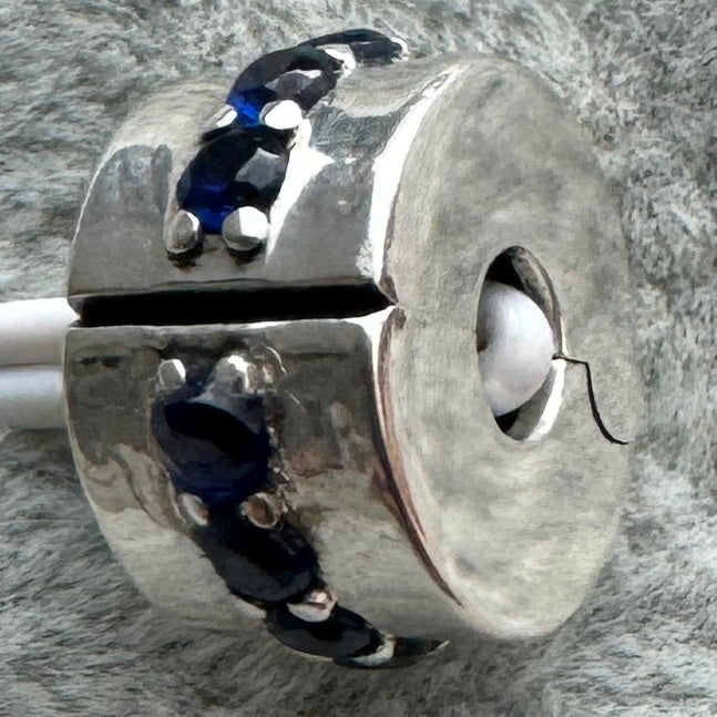Charm Clip De Seguridad Fila Pavé Azul Pandora Vista Lateral