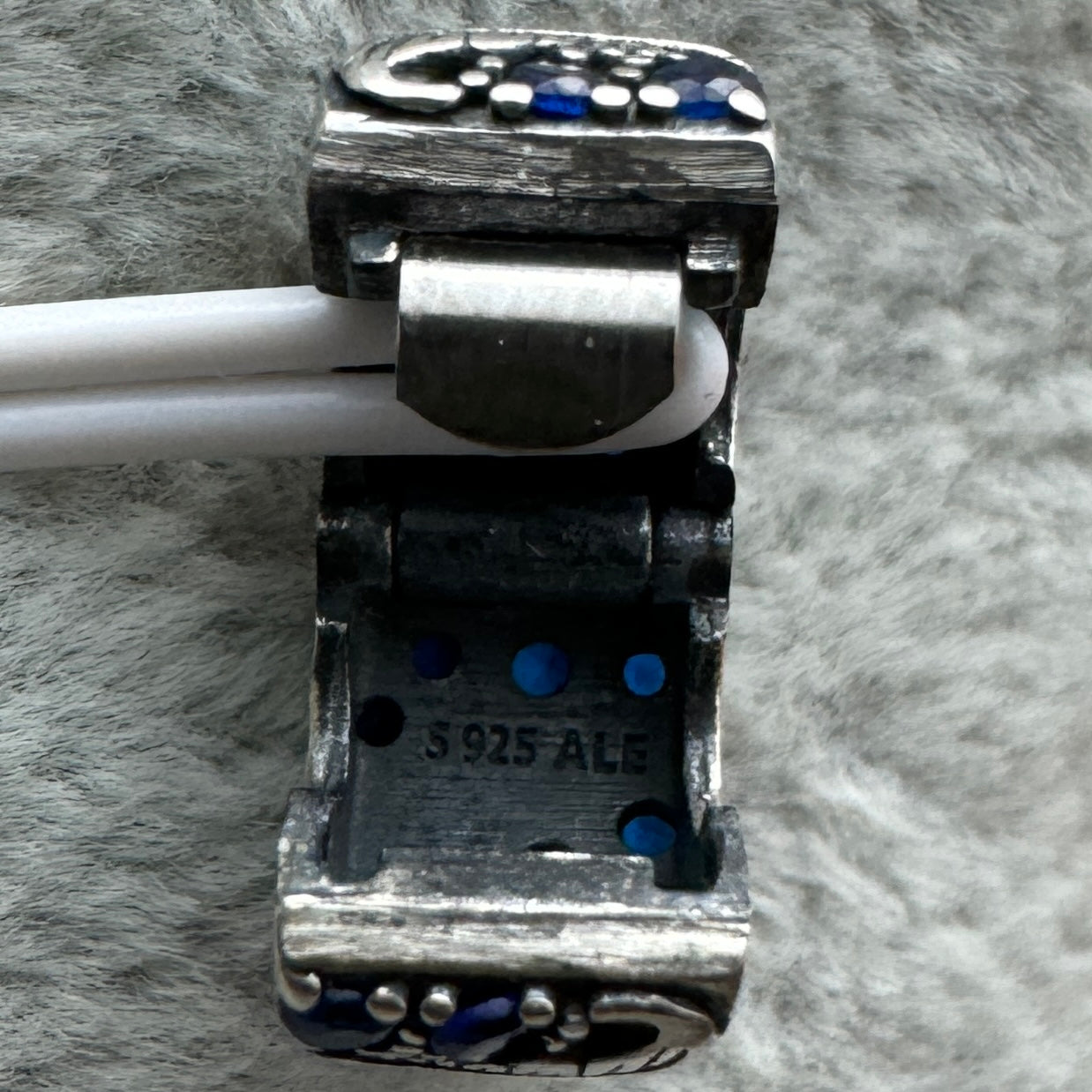Charm Clip De Seguridad Plumas Curvadas Pavé Azul Pandora Vista Desde Adentro