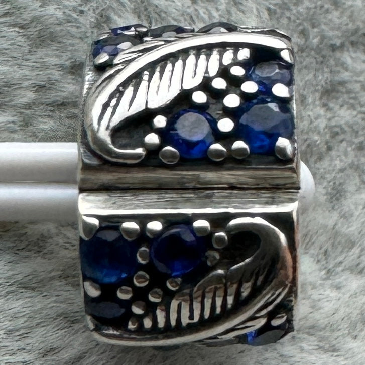 Charm Clip De Seguridad Plumas Curvadas Pavé Azul Pandora Vista Desde Atrás