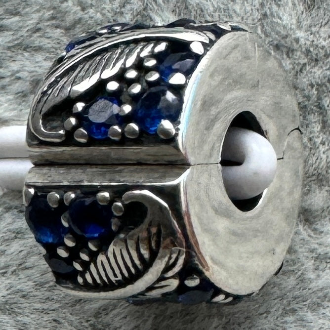 Charm Clip De Seguridad Plumas Curvadas Pavé Azul Pandora Vista Lateral