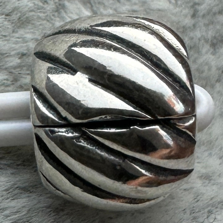 Charm Clip De Seguridad Plumas Pulidas Pandora Vista Desde Atrás