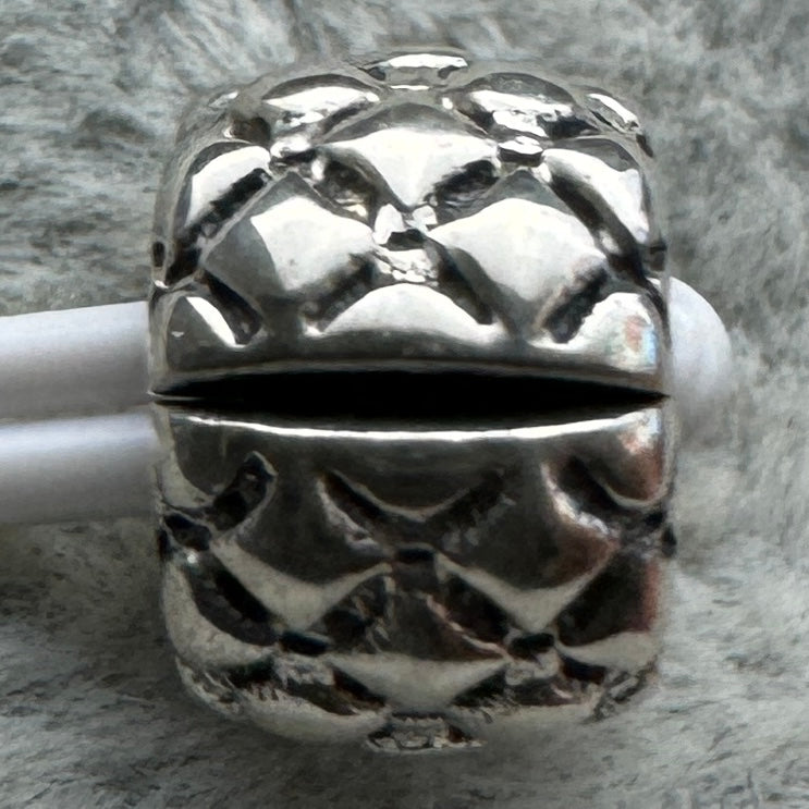 Charm Clip De Seguridad Tachuelas Pandora Vista Desde Atrás