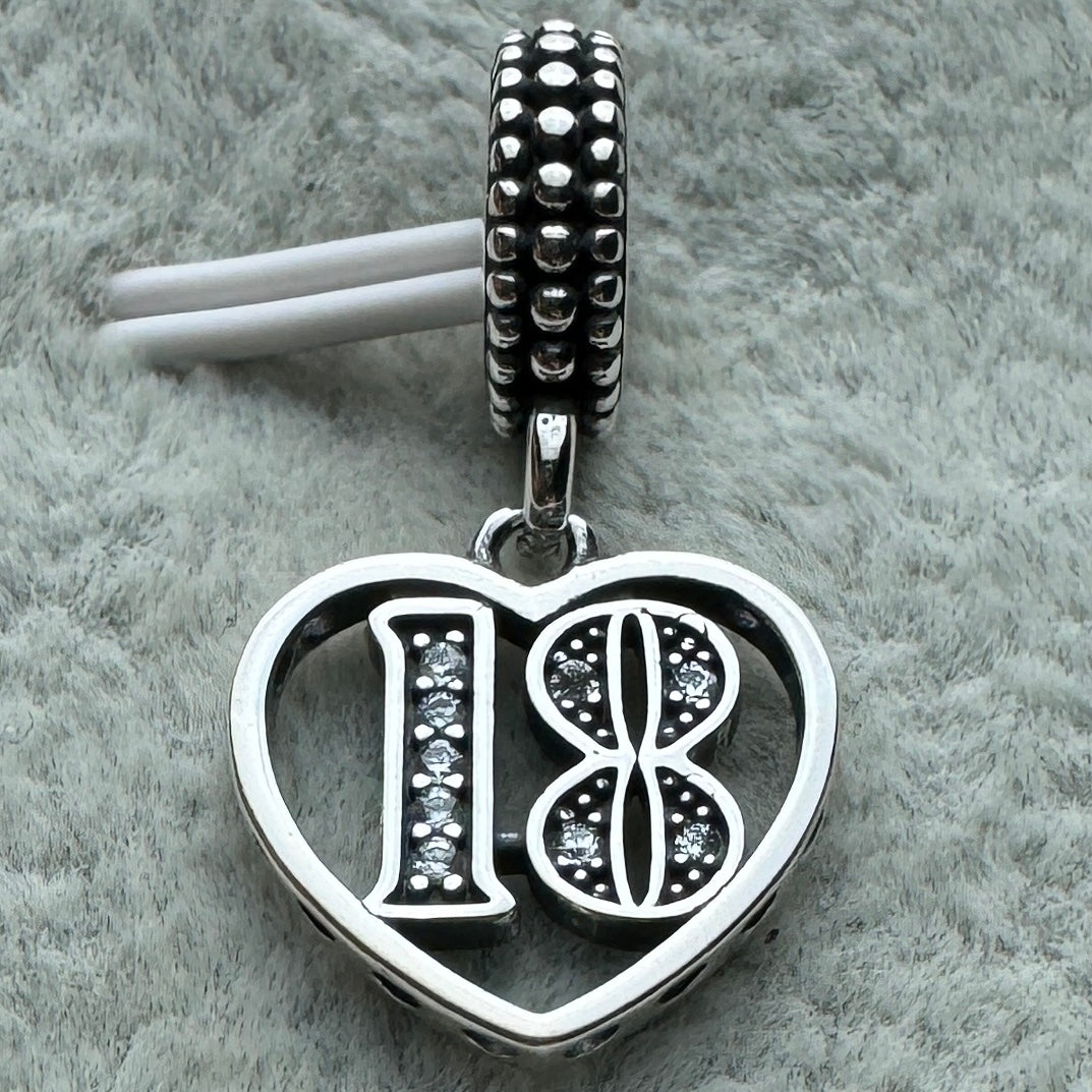 Charm Colgante 18 Años Pandora Vista Frontal