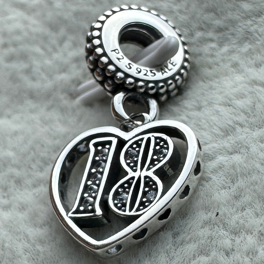 Charm Colgante 18 Años Pandora Vista Lateral