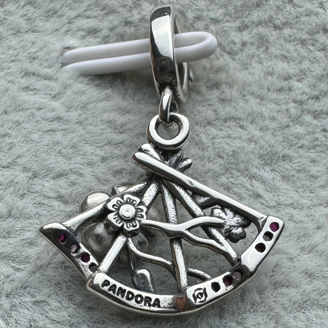 Charm Colgante Abanico Con Flores De Cerezo Pandora Vista Desde Atrás