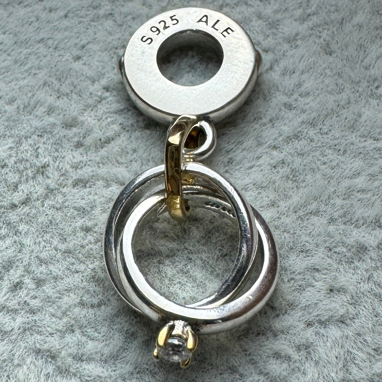 Charm Colgante Anillo En Dos Tonos Pandora Vista Del Costado