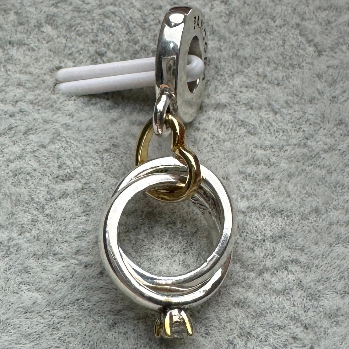Charm Colgante Anillo En Dos Tonos Pandora Vista Desde Atrás