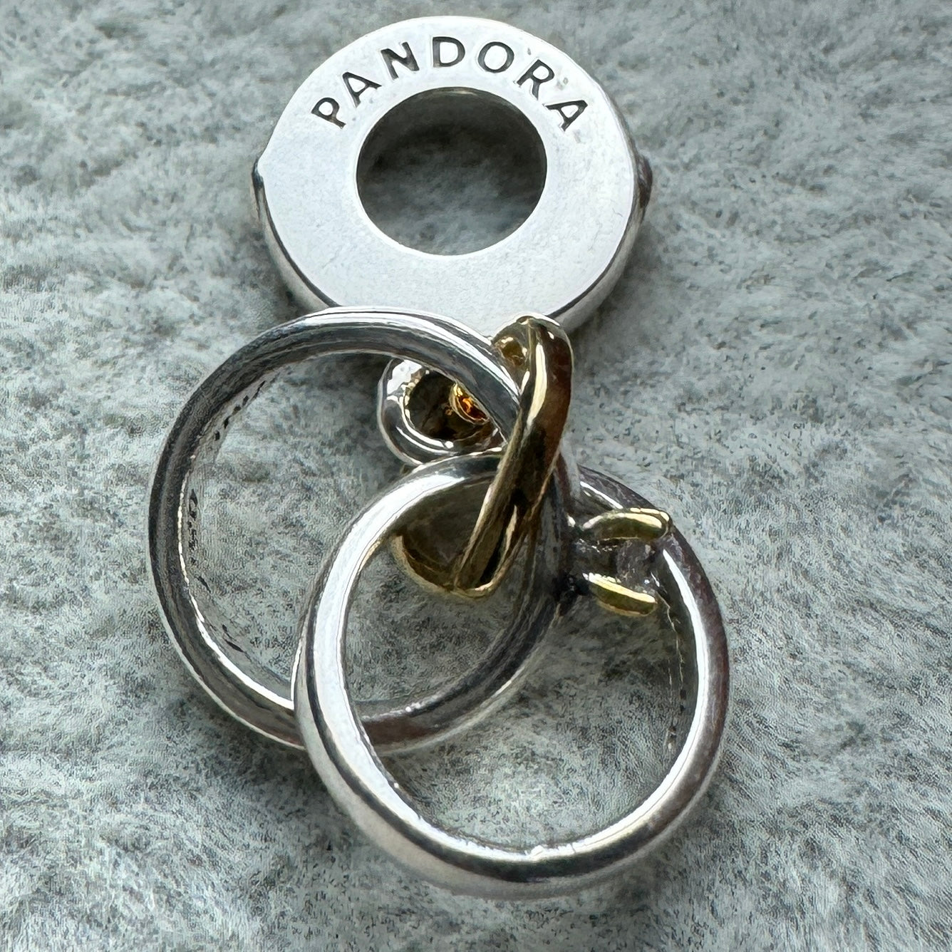 Charm Colgante Anillo En Dos Tonos Pandora Vista Lateral