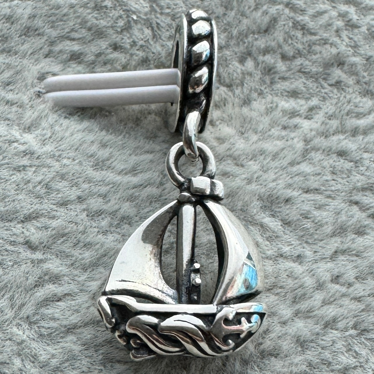 Charm Colgante Barco De Vela Pandora Vista Frontal