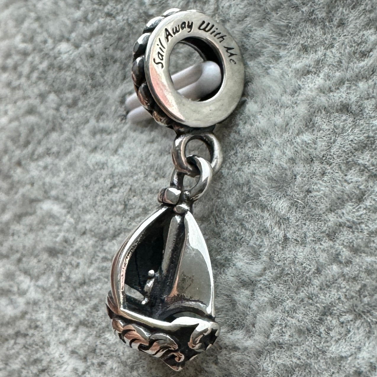 Charm Colgante Barco De Vela Pandora Vista Lateral