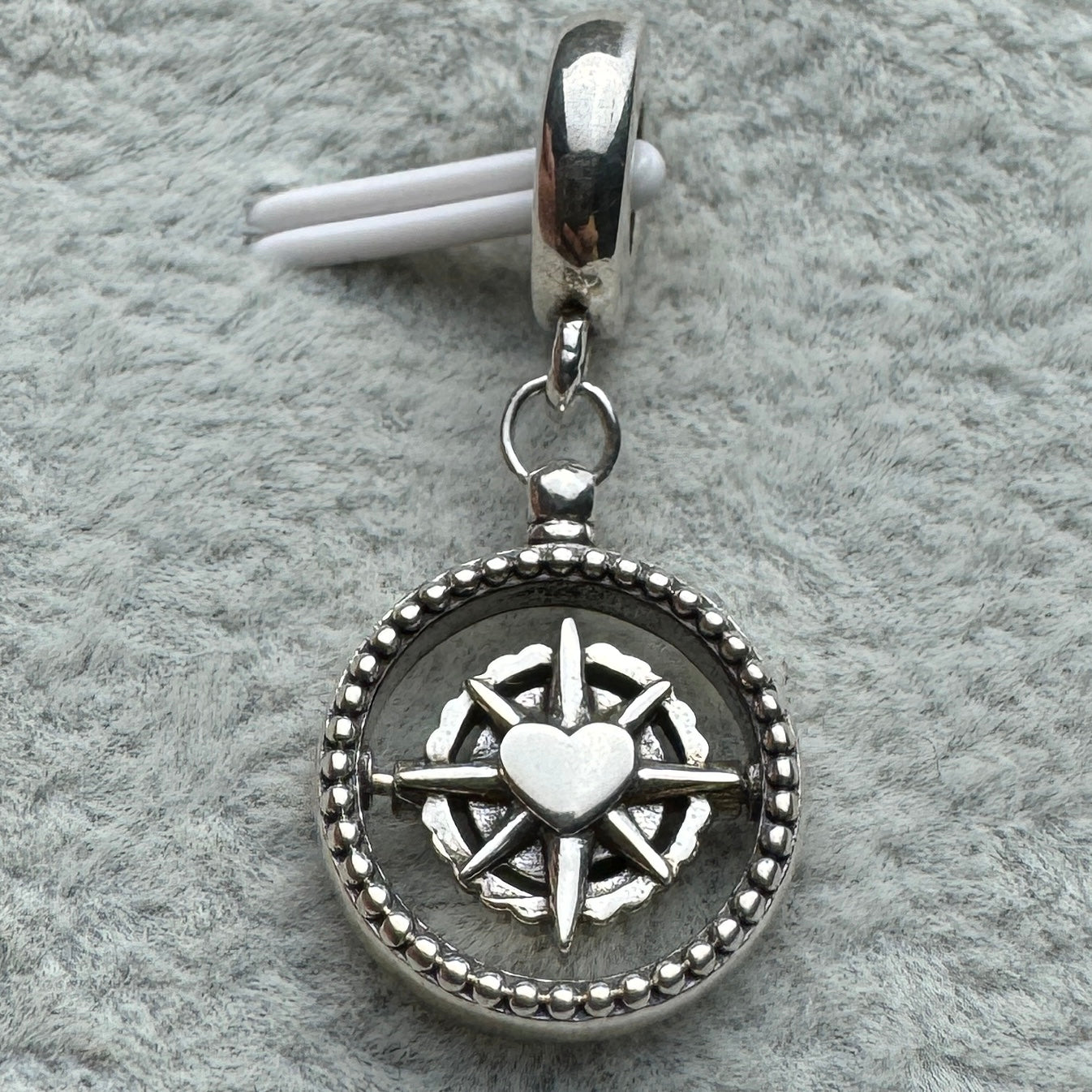 Charm Colgante Brújula Giratoria Pandora Vista Desde Atrás