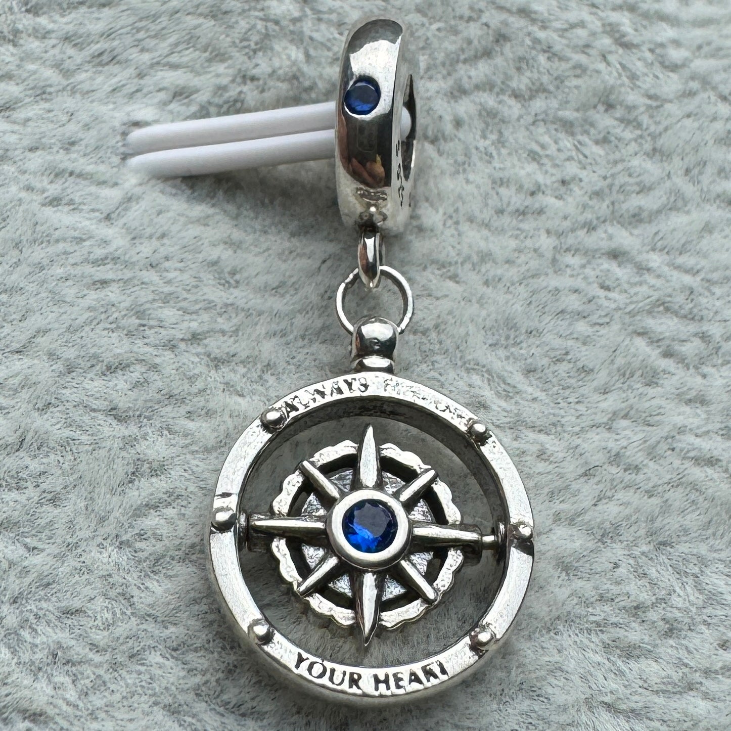 Charm Colgante Brújula Giratoria Pandora Vista Frontal